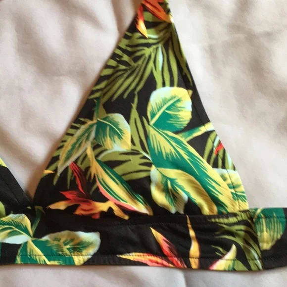 Lovely black and green bikini top by Catalina! - Picture 13 of 16